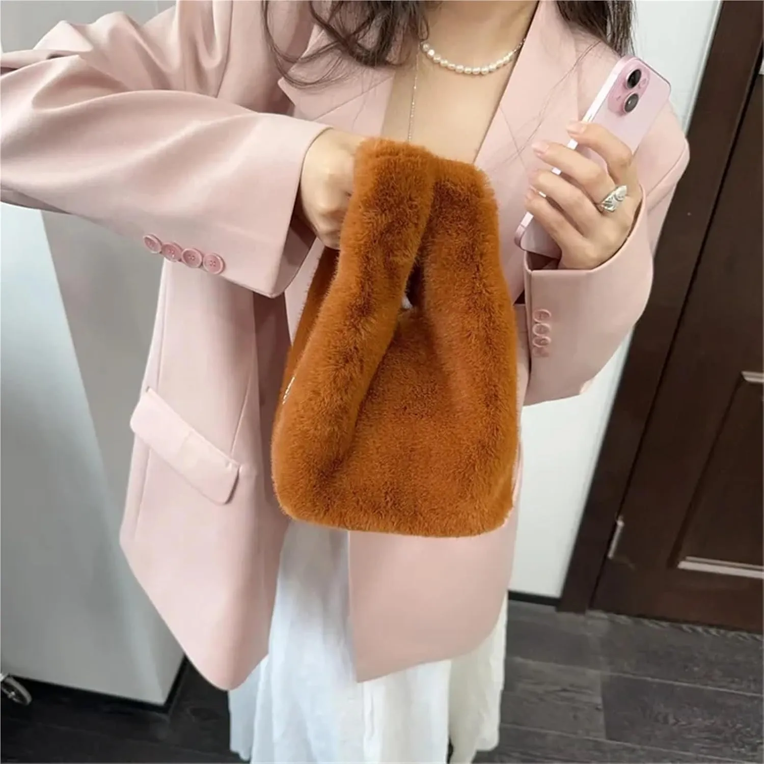 Fluffy Tote Bag Winter Tote Bags For Women Handbags Soft Warm Wrist Bag Chains Mini Clutch Winter Fuzzy Purses